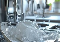 菲思盾消毒柜报修服务电话讲解【餐厅碗筷消毒新招：消毒柜高效消毒保障用餐卫生】