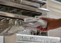 万家乐油烟机售后电话号码?解析㊣冬季油烟机清洗妙招：寒冷天气轻松除油渍